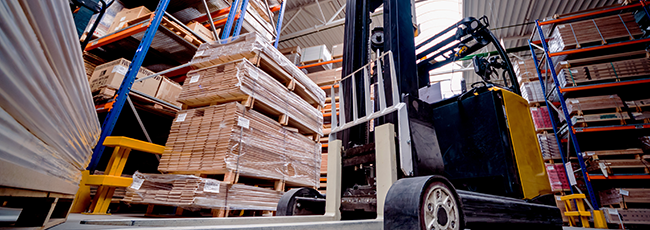 Forklift truck in a warehouse mobil
